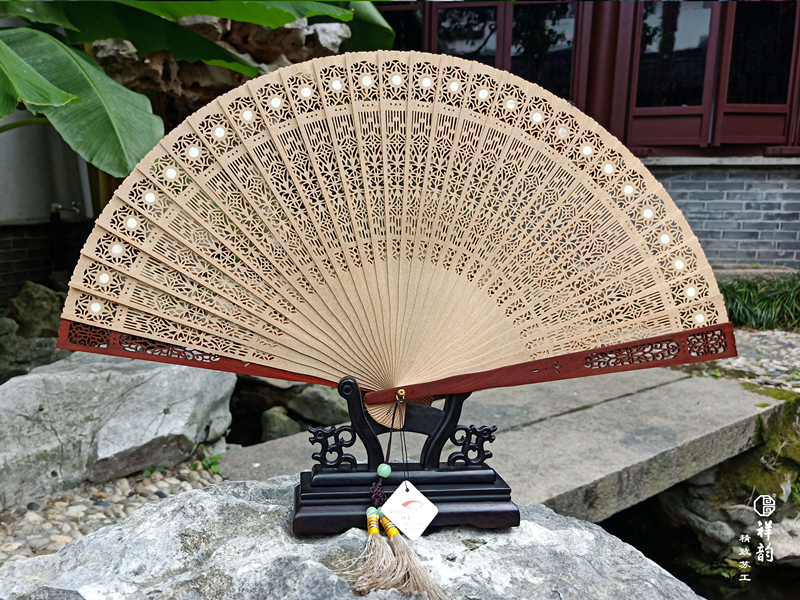 祥韵檀香扇，无风自有香